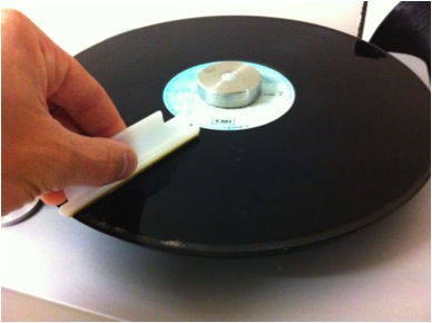 Comment nettoyer ses disques vinyles : 3 solutions efficaces ! - Blog Cobra